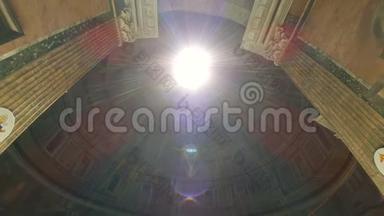 罗马意大利万神殿在罗马的热门旅游目的地。 万神殿的穹顶。 一束光束从屋顶照射